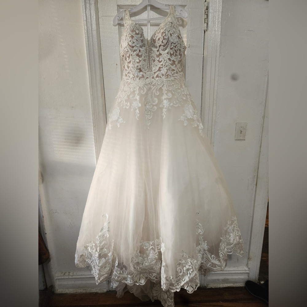Elegant Lace Wedding Dress